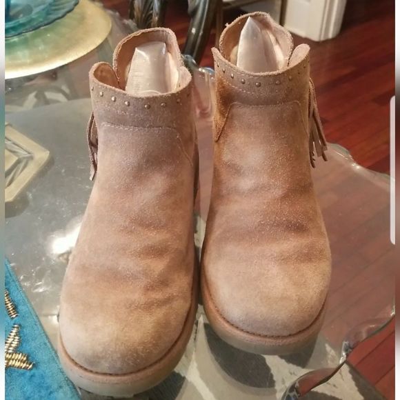 Ugg Australia Cindy Sand Suede Shearling Lined Studded Booties Tassels Girl Sz 4 - Picture 3 of 11